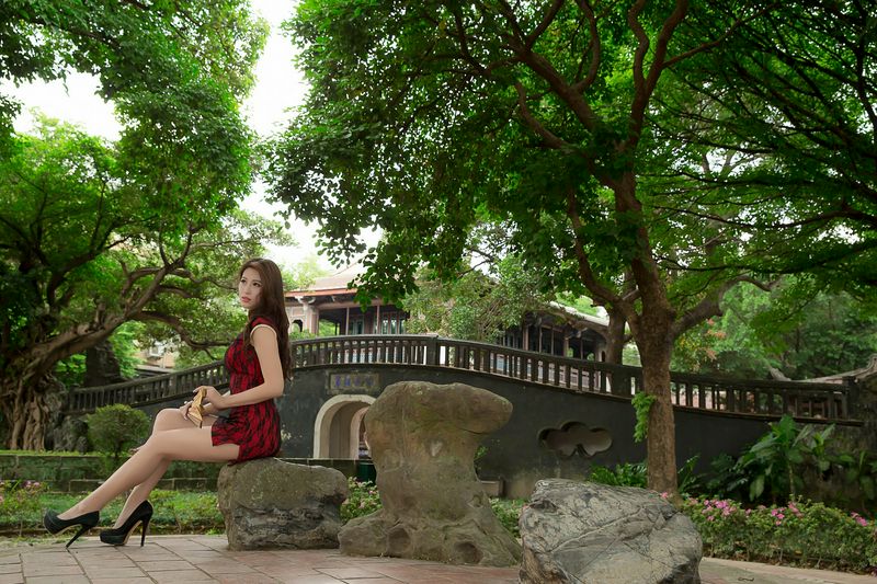 Model寫真系列長(zhǎng)腿美模鄔育锜旗袍古典風(fēng)高跟美腿