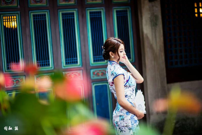 Model寫真系列長(zhǎng)腿美模鄔育锜旗袍古典風(fēng)高跟美腿