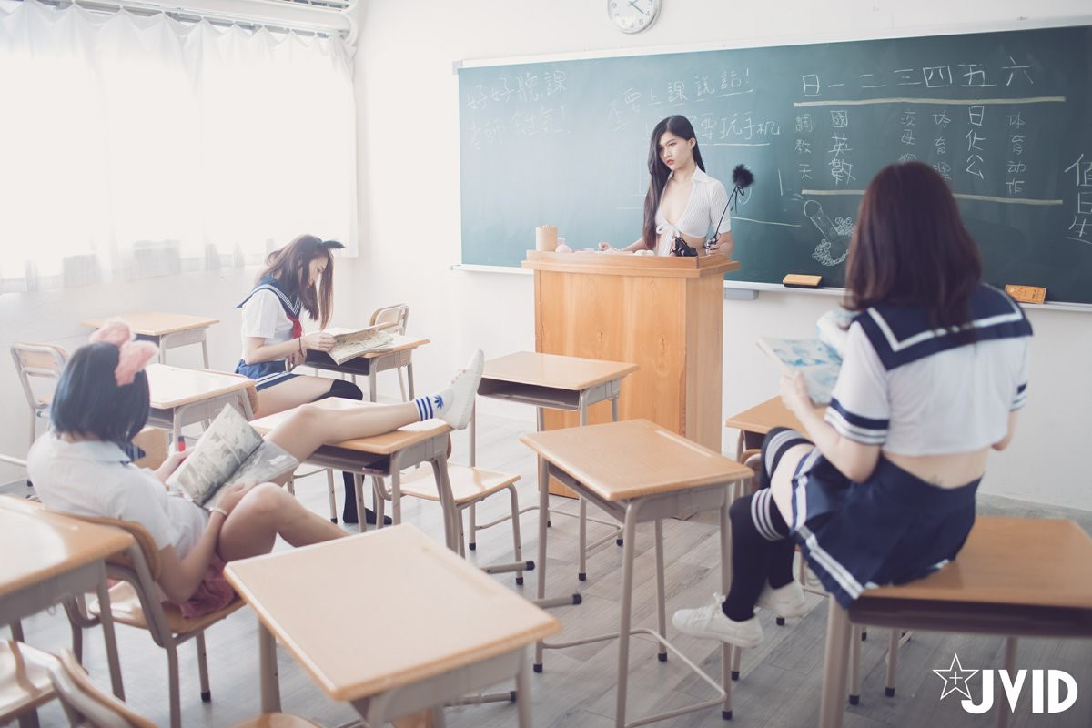 四個女孩在教室開展多人運(yùn)動教學(xué)課程