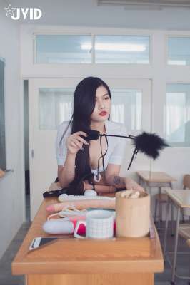 四個(gè)女孩在教室開展多人運(yùn)動(dòng)教學(xué)課程