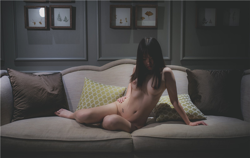 柚木寫真—沙發(fā)百合人體藝術寫真