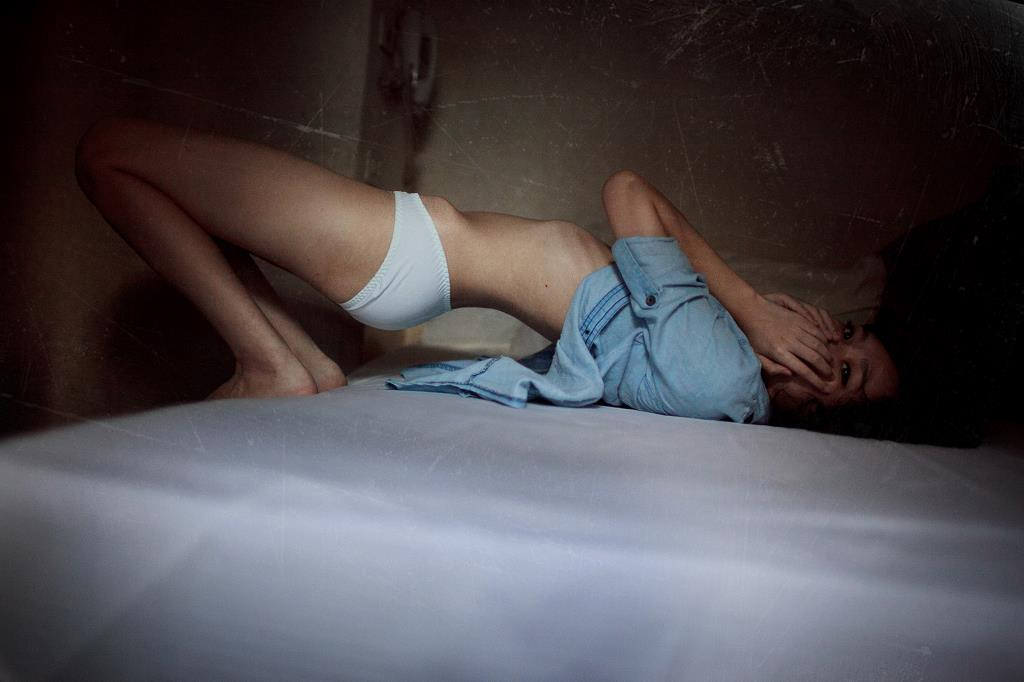 6女7男群交趴“公廁團” 6大一女生背著各自男友約戰(zhàn)7男群P攝影集
