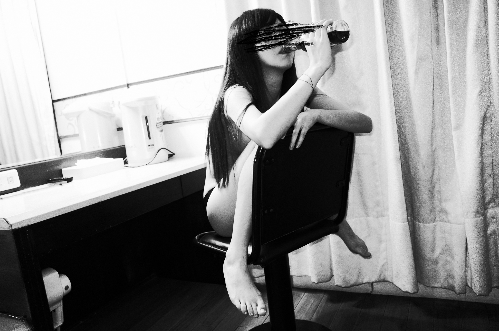 6女7男群交趴“公廁團” 6大一女生背著各自男友約戰(zhàn)7男群P攝影集