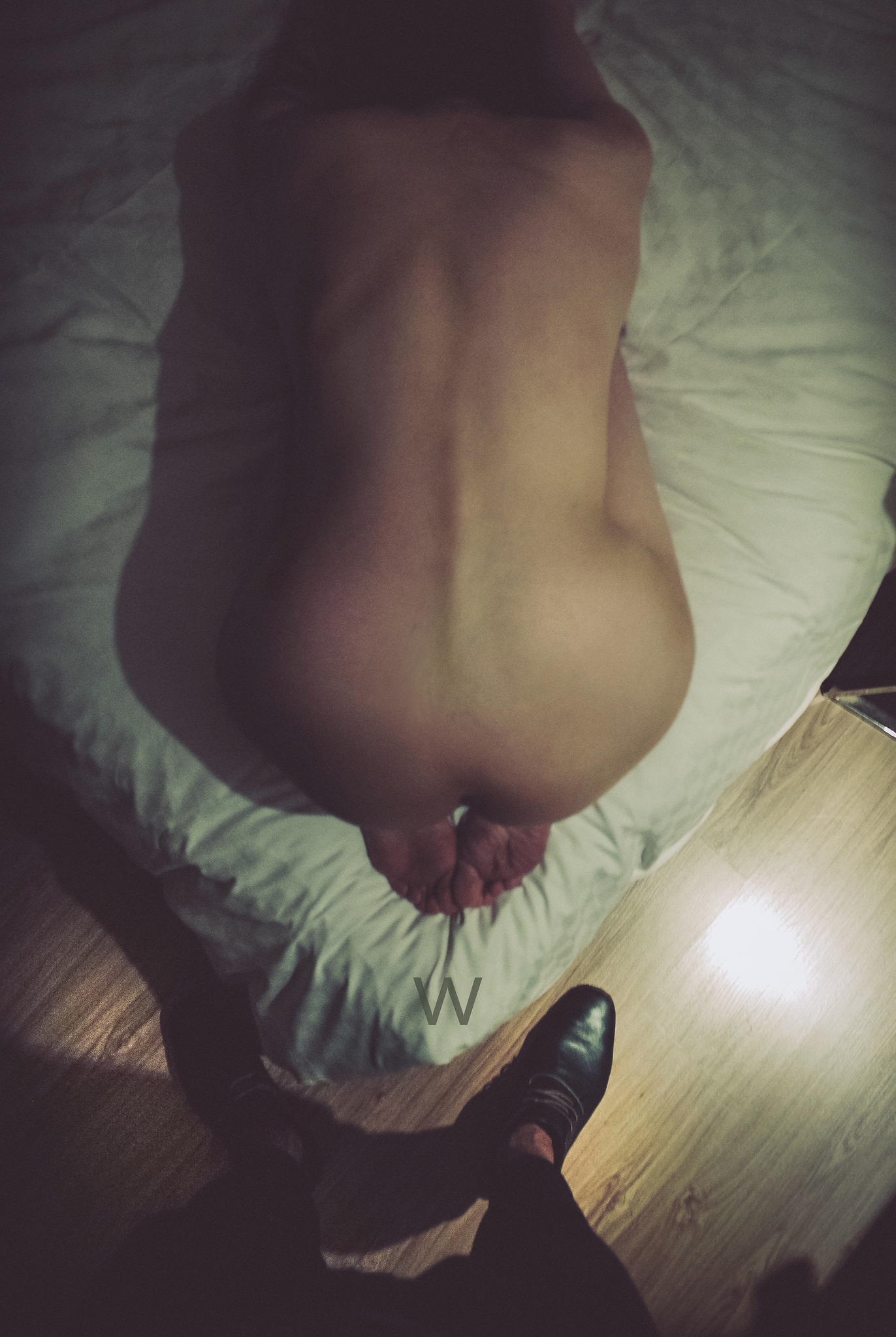 6女7男群交趴“公廁團” 6大一女生背著各自男友約戰(zhàn)7男群P攝影集