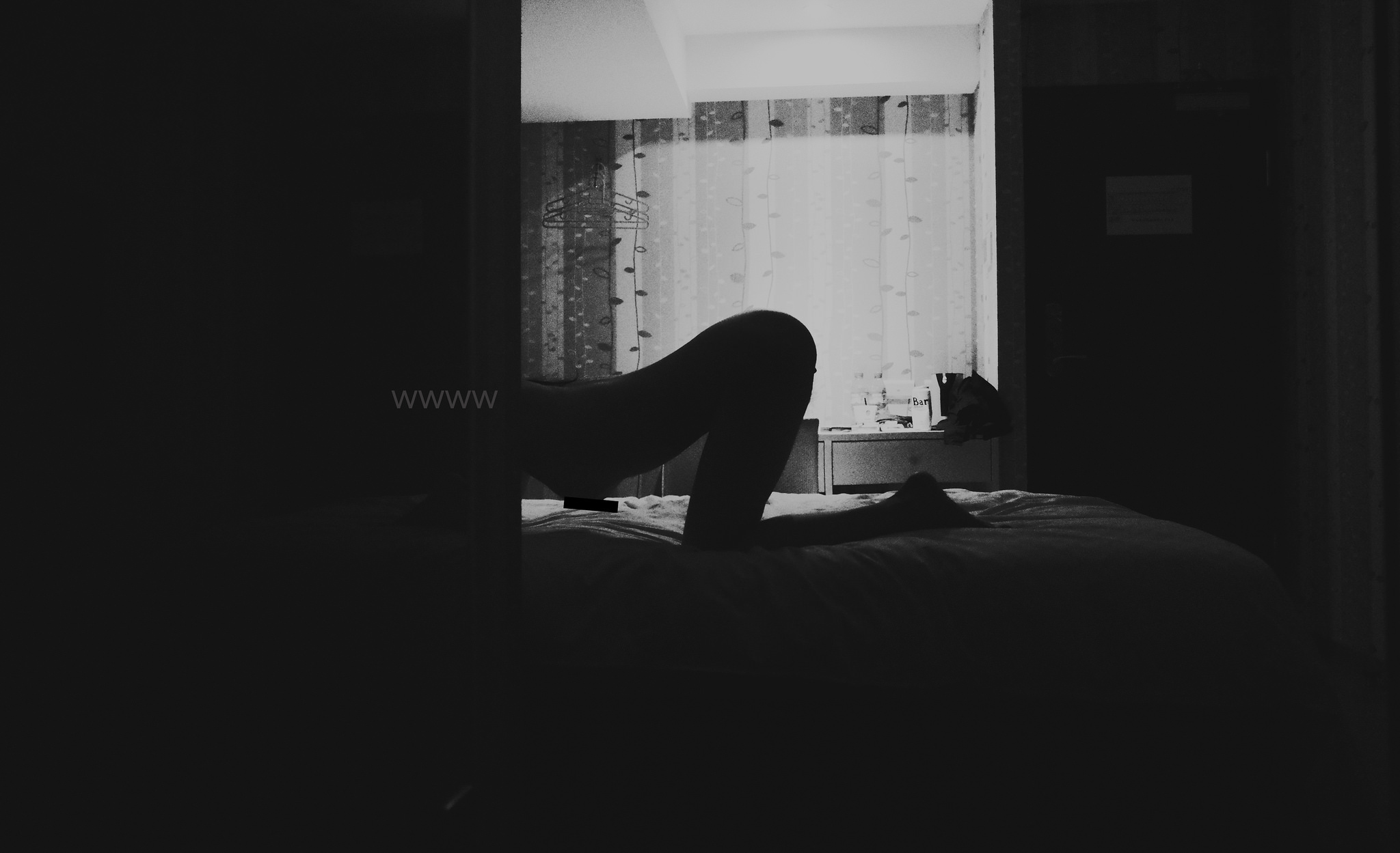 6女7男群交趴“公廁團” 6大一女生背著各自男友約戰(zhàn)7男群P攝影集