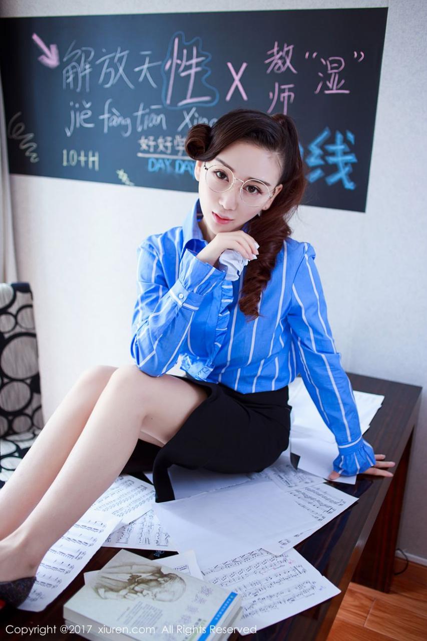 性感女教師鄒晶晶課堂上的風騷寫真