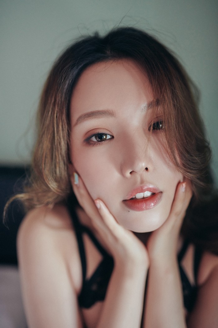 性感美女黃樂然蕾絲內(nèi)衣眼神魅惑