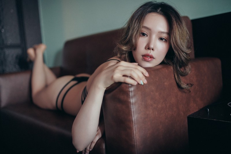 性感美女黃樂然蕾絲內(nèi)衣眼神魅惑