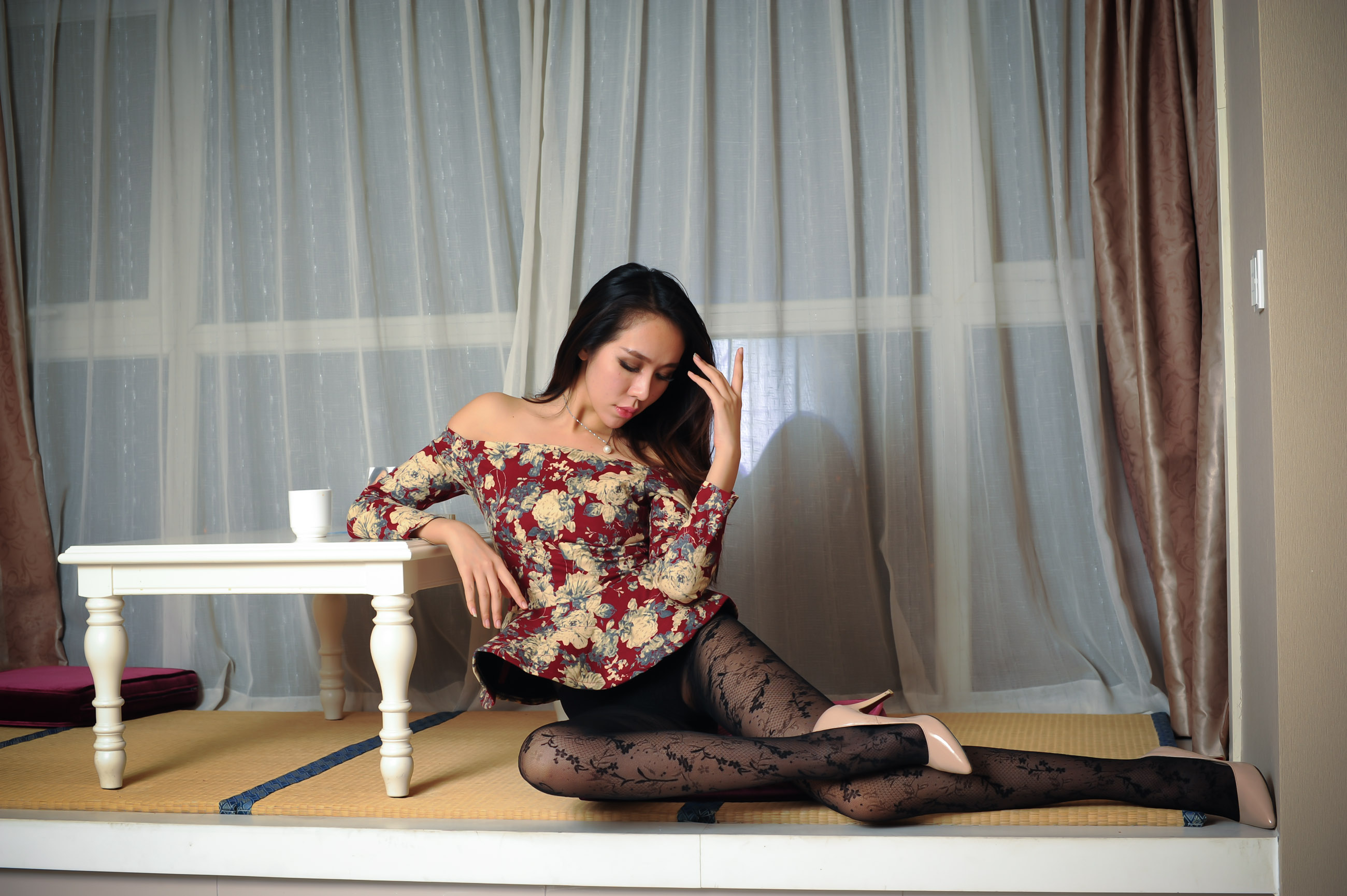 性感高跟鞋美女真空下體黑絲翹臀美腿搔首弄姿寫(xiě)真