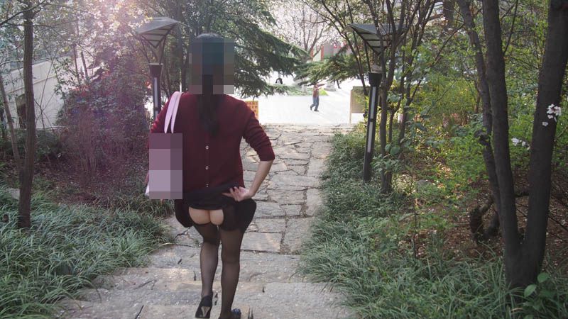 少婦樓道、公園露出，渾身散發(fā)著淫蕩的氣息