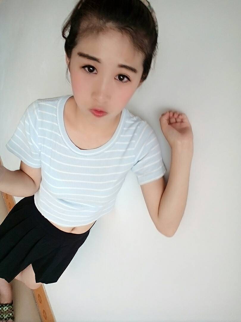 露臉美女，膚白貌美大長(zhǎng)腿，翹乳嫩穴流口水