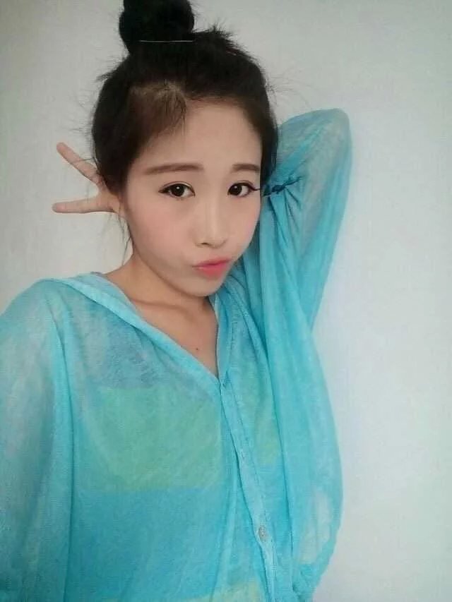 露臉美女，膚白貌美大長(zhǎng)腿，翹乳嫩穴流口水