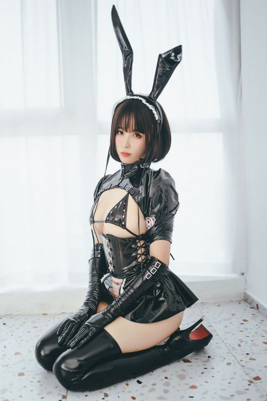媽媽終于脫下她那小內(nèi)褲