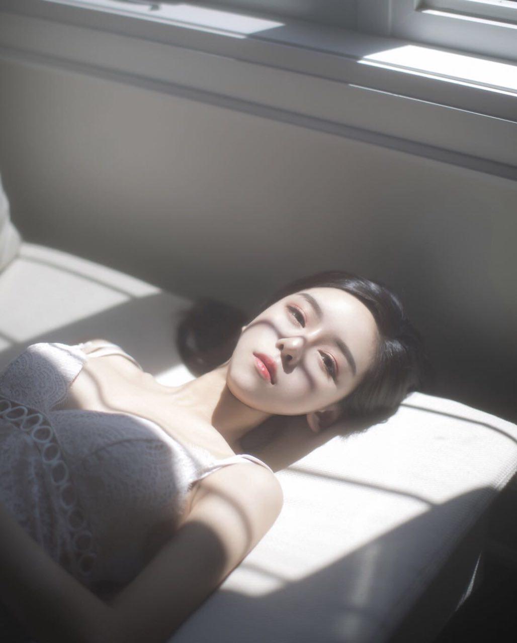碧水浩浩云茫茫，美人不來空斷腸