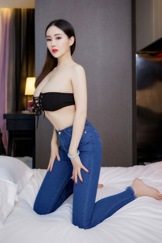 豐臀巨乳易陽白色情人節(jié)香艷寫真