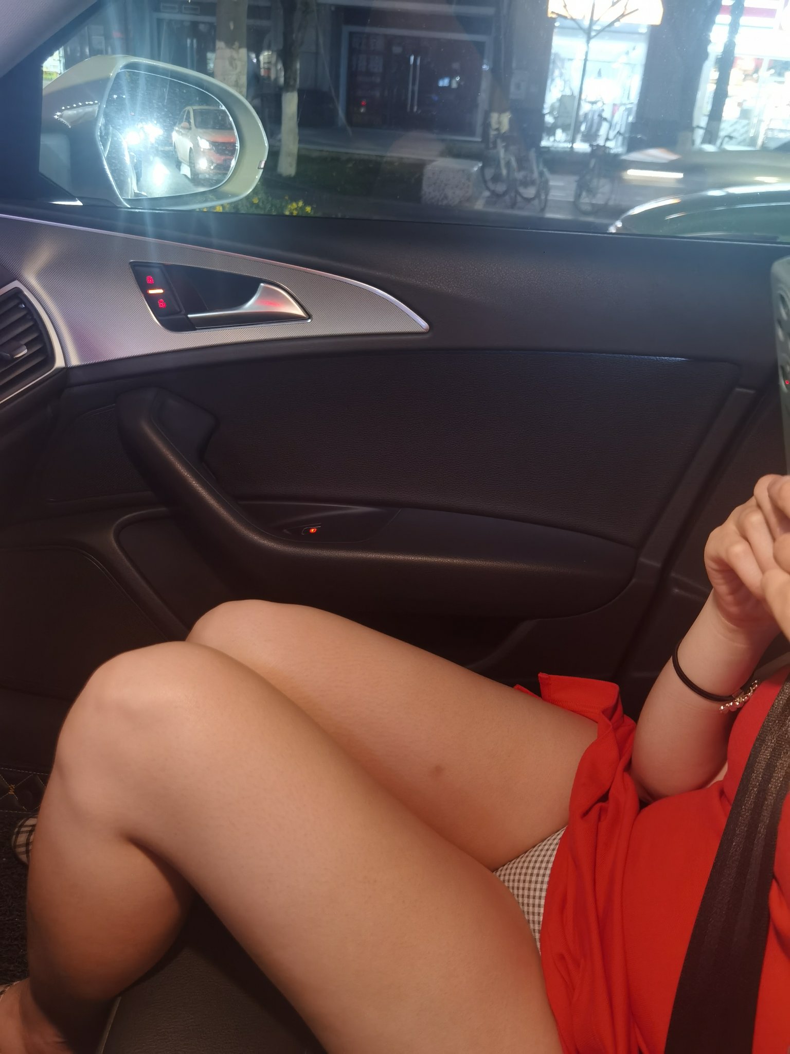 開車去發(fā)騷 一起來看看車中春色