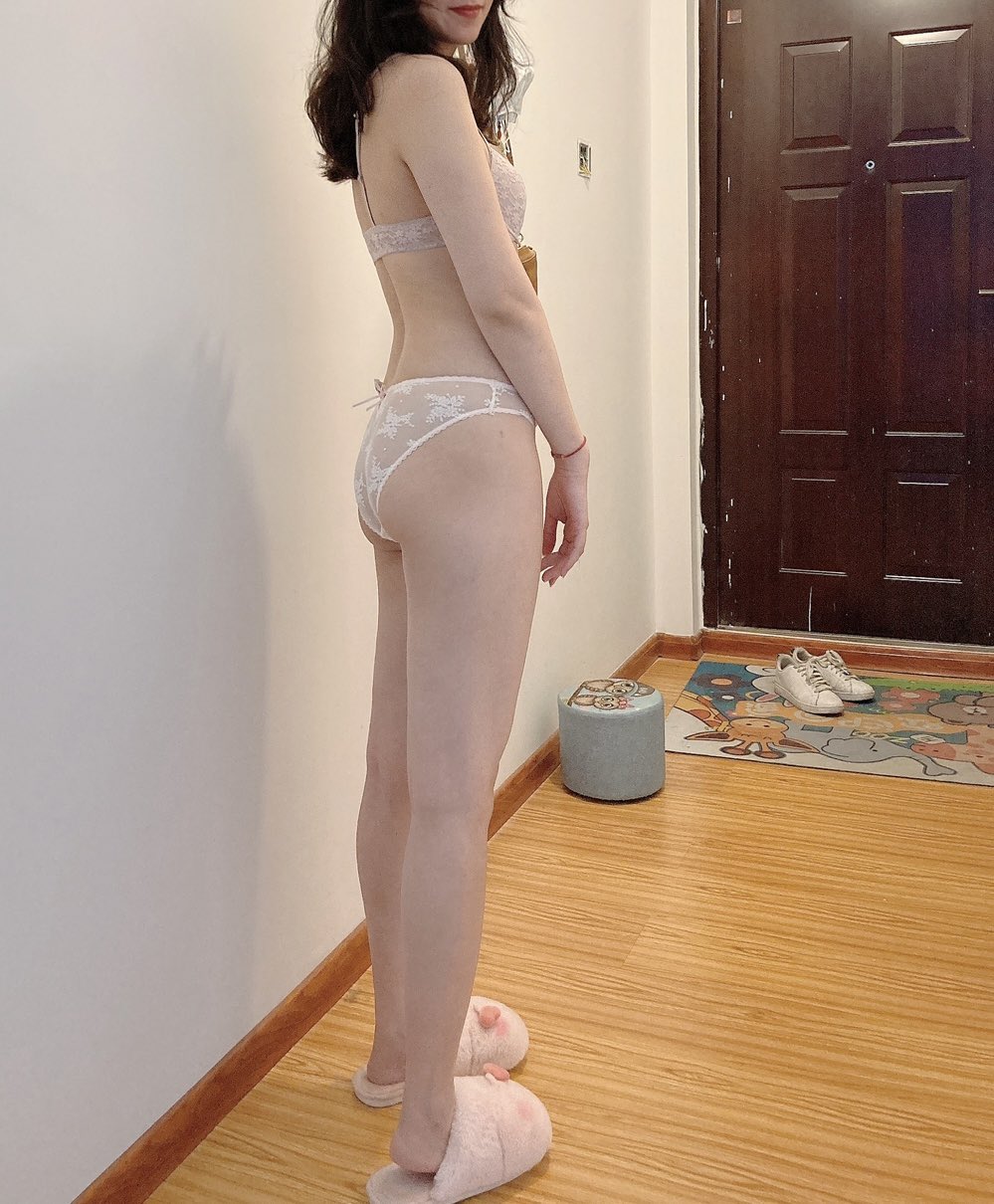 居家發(fā)騷的母狗們
