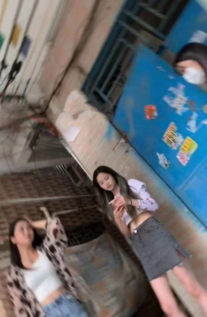 改革開放前沿陣地，龍崗馬竹路驚現(xiàn)好多嫩妹，這是要干嘛？
