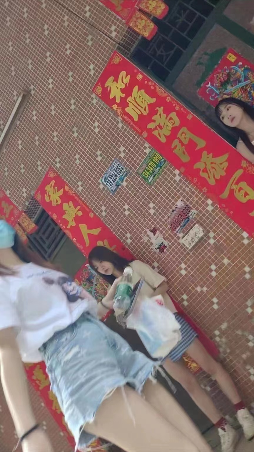 改革開放前沿陣地，龍崗馬竹路驚現(xiàn)好多嫩妹，這是要干嘛？