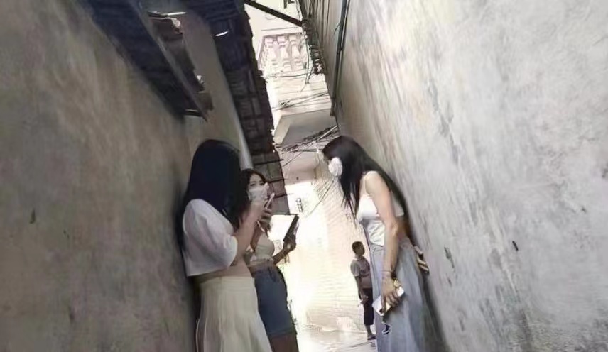 改革開放前沿陣地，龍崗馬竹路驚現(xiàn)好多嫩妹，這是要干嘛？