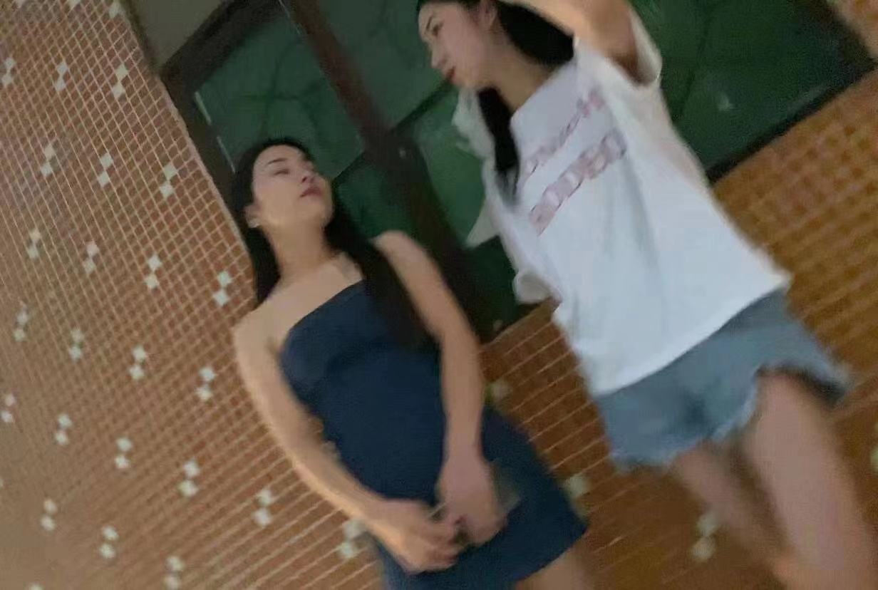 改革開放前沿陣地，龍崗馬竹路驚現(xiàn)好多嫩妹，這是要干嘛？