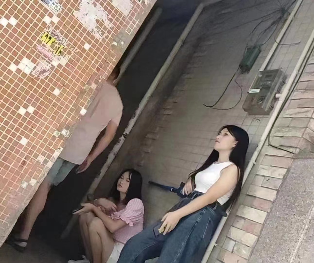 改革開放前沿陣地，龍崗馬竹路驚現(xiàn)好多嫩妹，這是要干嘛？