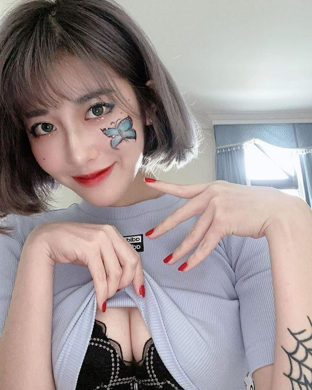 火辣YouTuber美麗妄娜掀衣露溝曬蝴蝶