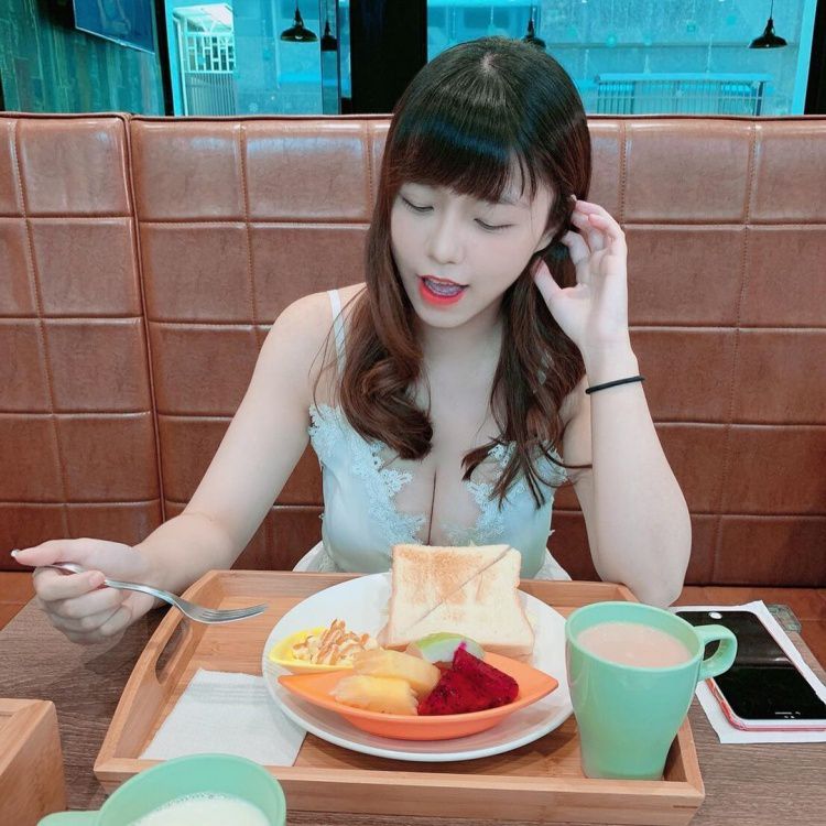 肉欲充滿！清純素人護(hù)理師大秀超巨雙球＋性感美臀太誘人：好想去看病_李佩瑾