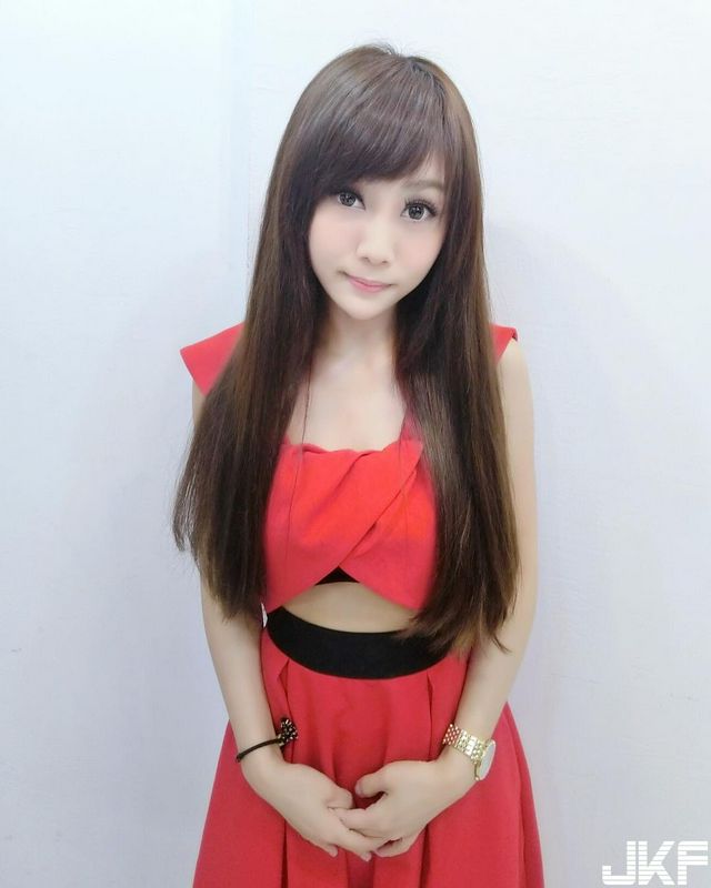 無雙樂團(tuán)可愛女孩溫盈鈞!黑長直加上動(dòng)人大眼!