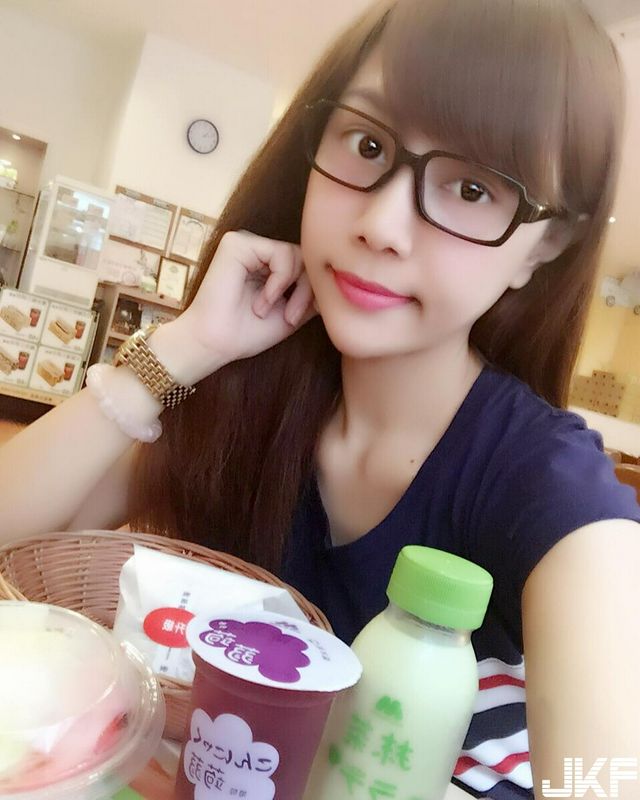 無雙樂團(tuán)可愛女孩溫盈鈞!黑長直加上動(dòng)人大眼!