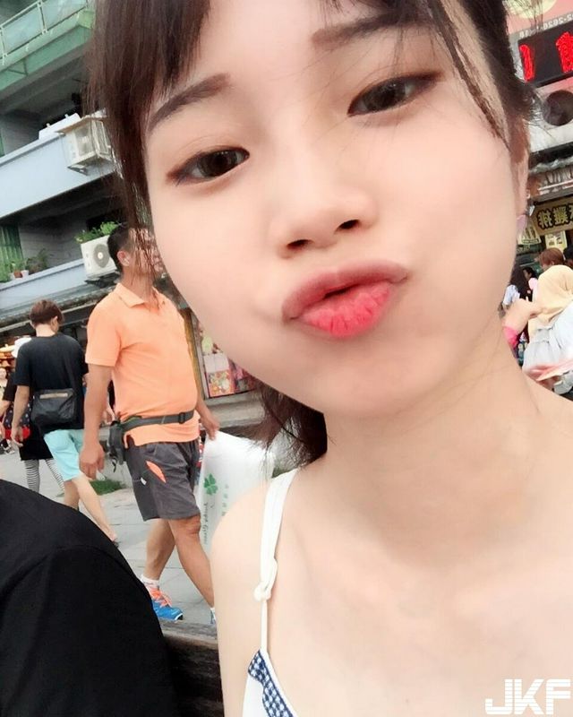 這眼神真的太勾人了吧！正妹小菜微醺床上睡前自拍小露事業(yè)線