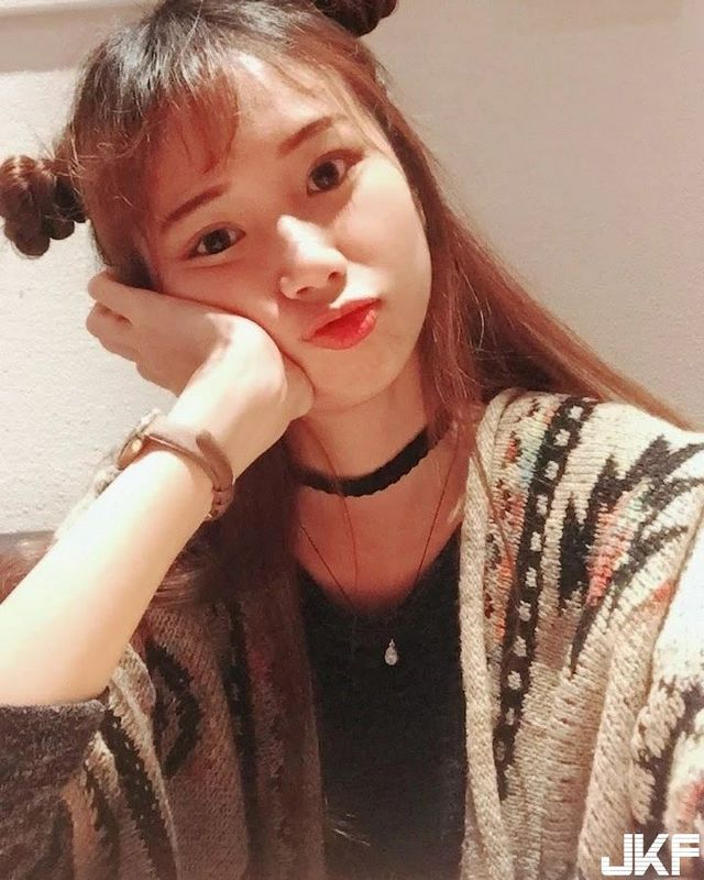 這眼神真的太勾人了吧！正妹小菜微醺床上睡前自拍小露事業(yè)線