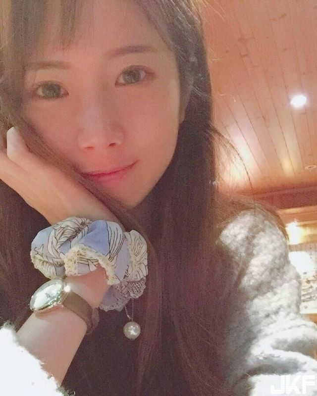 這眼神真的太勾人了吧！正妹小菜微醺床上睡前自拍小露事業(yè)線