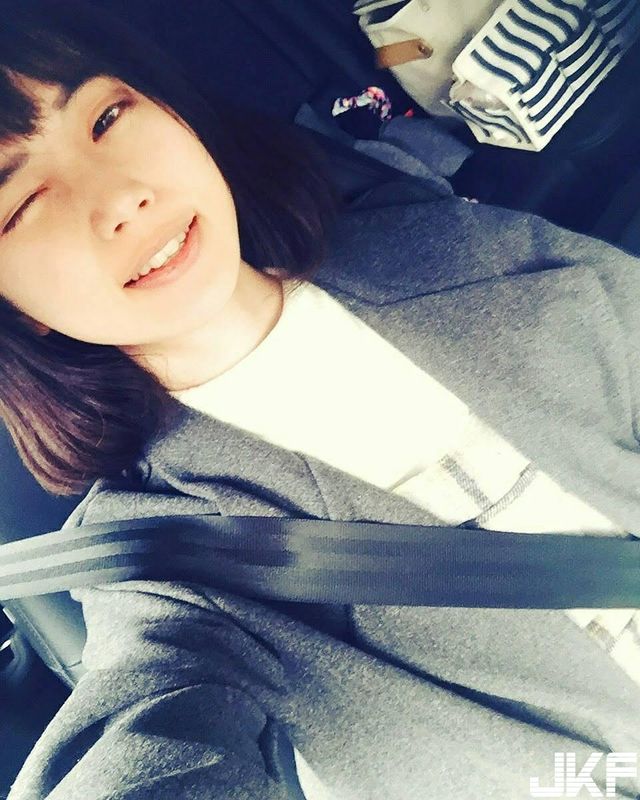 這眼神真的太勾人了吧！正妹小菜微醺床上睡前自拍小露事業(yè)線