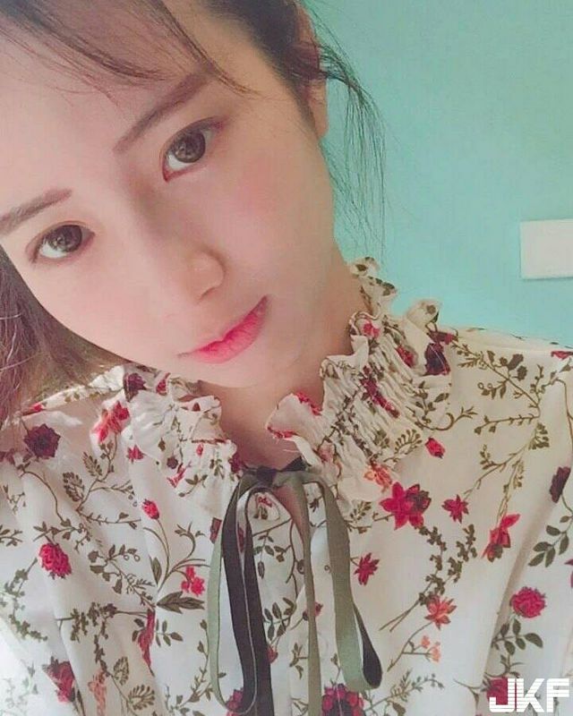 這眼神真的太勾人了吧！正妹小菜微醺床上睡前自拍小露事業(yè)線