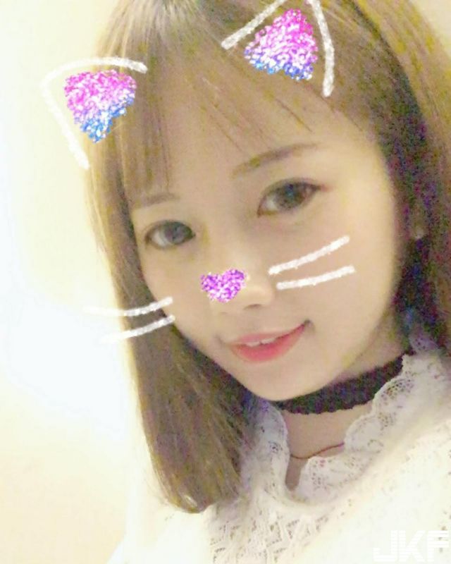 這眼神真的太勾人了吧！正妹小菜微醺床上睡前自拍小露事業(yè)線