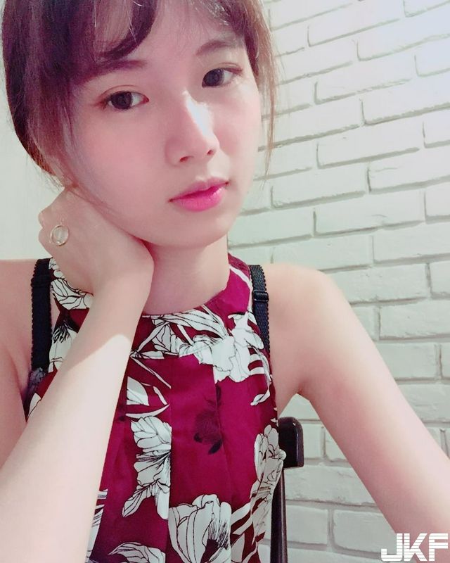 這眼神真的太勾人了吧！正妹小菜微醺床上睡前自拍小露事業(yè)線