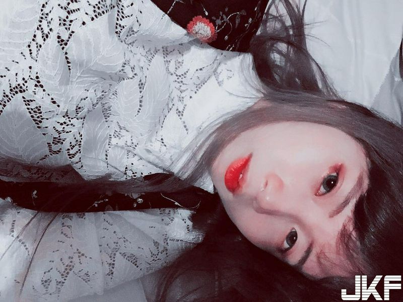 這眼神真的太勾人了吧！正妹小菜微醺床上睡前自拍小露事業(yè)線