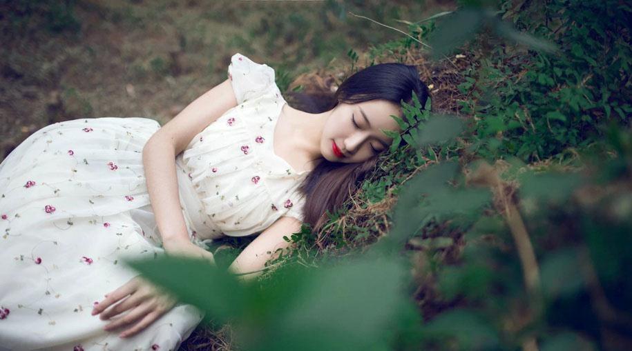 清純的紅唇少女戶(hù)外唯美時(shí)尚寫(xiě)真