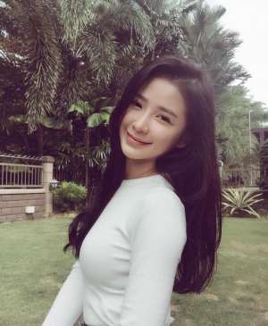 時(shí)尚女神蔡卓宜治愈系笑容甜美圖片