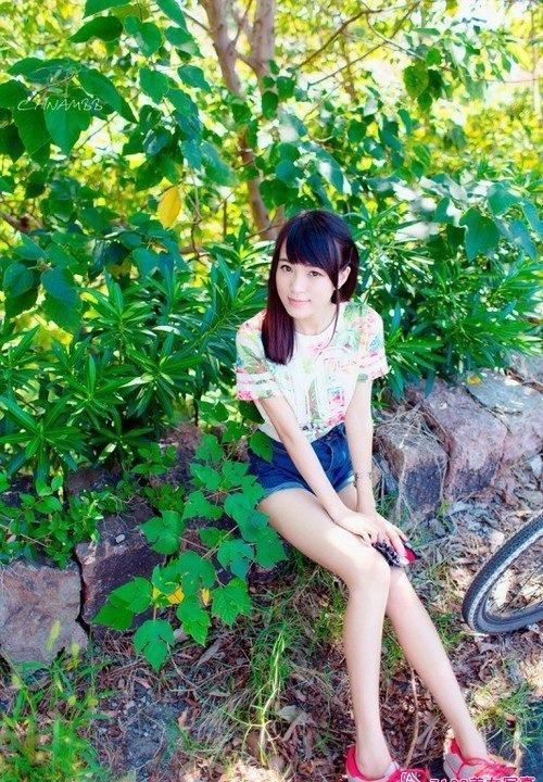 單車(chē)?yán)泵贸浅菤g樂(lè)笑顏明媚動(dòng)人寫(xiě)真