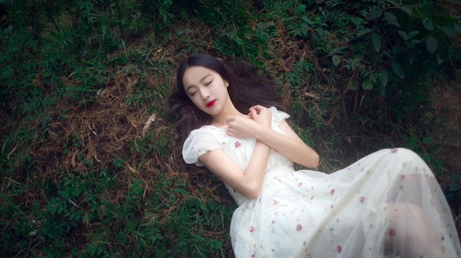 清純的紅唇少女戶(hù)外唯美時(shí)尚寫(xiě)真