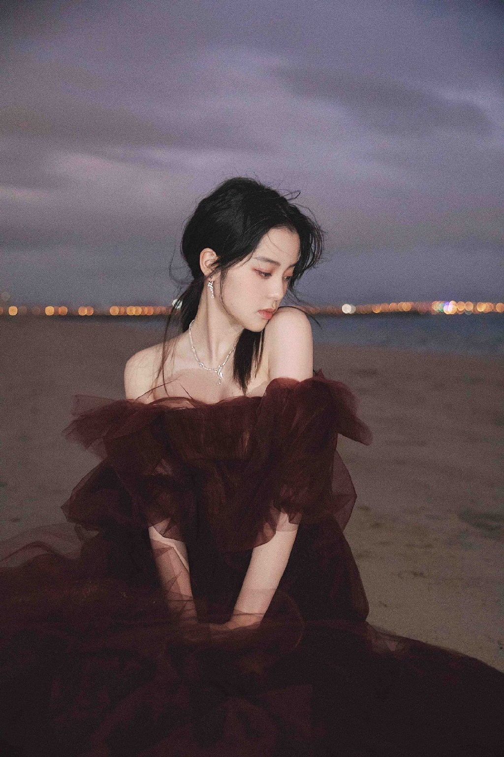 歐陽娜娜優(yōu)雅大方氣質(zhì)寫真圖片壁紙