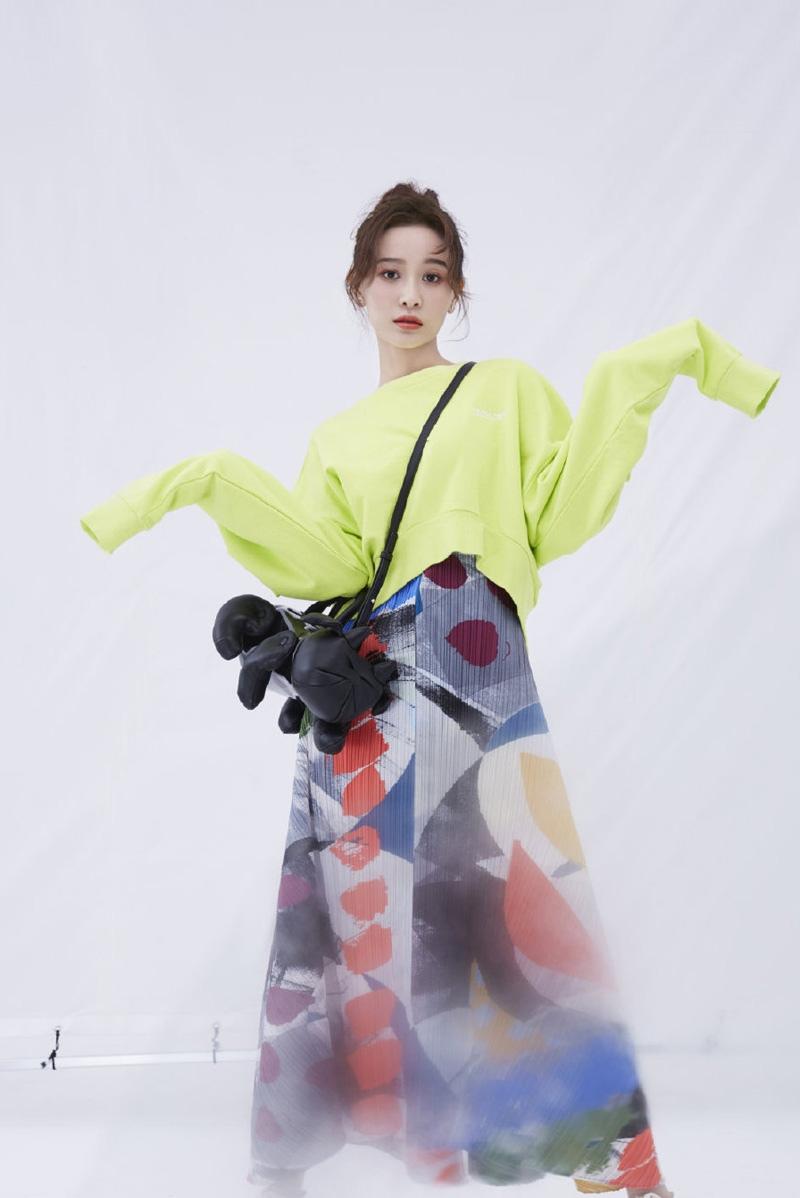 海鈴個(gè)性創(chuàng)意時(shí)尚美艷動(dòng)人時(shí)尚寫(xiě)真