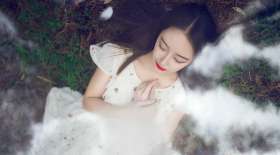 清純的紅唇少女戶(hù)外唯美時(shí)尚寫(xiě)真
