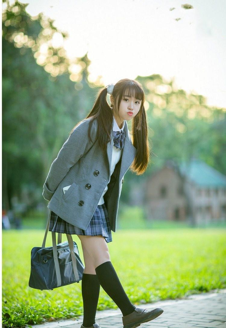 愛吃棒棒糖的校園蘿莉美女