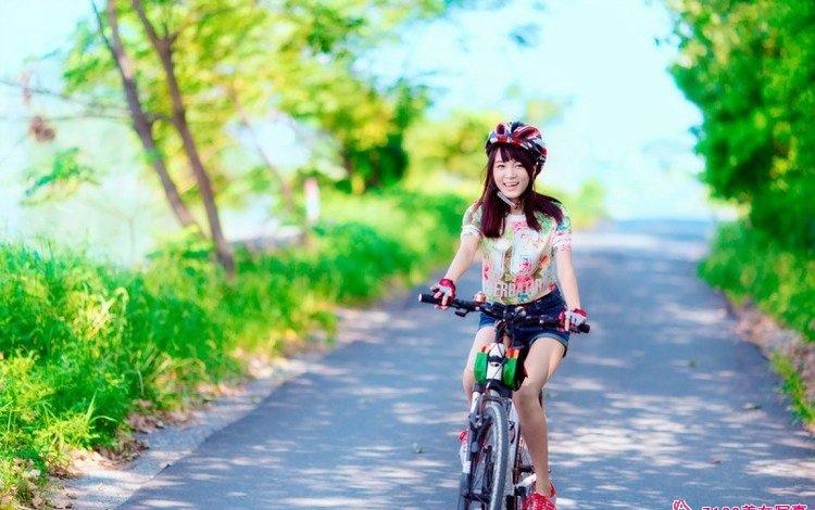 單車(chē)?yán)泵贸浅菤g樂(lè)笑顏明媚動(dòng)人寫(xiě)真