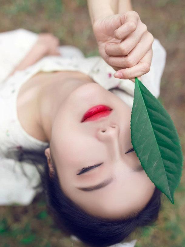 清純的紅唇少女戶(hù)外唯美時(shí)尚寫(xiě)真