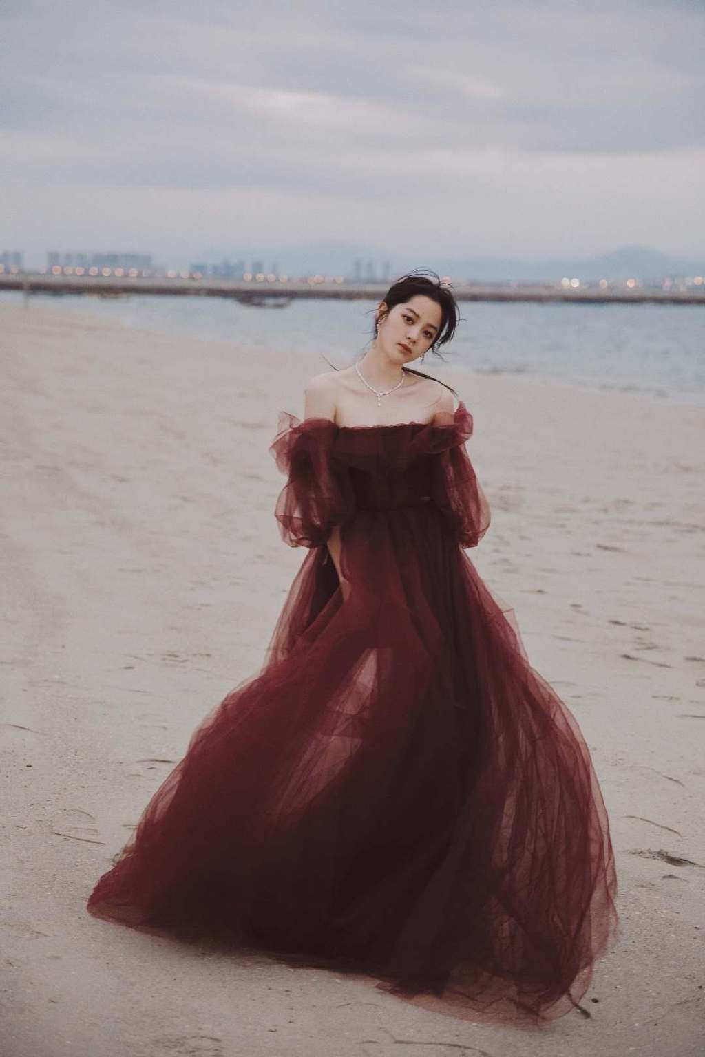 歐陽娜娜優(yōu)雅大方氣質(zhì)寫真圖片壁紙