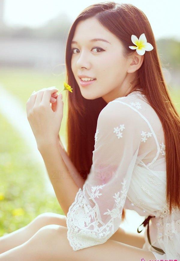 清純時(shí)尚美女宛如鮮花